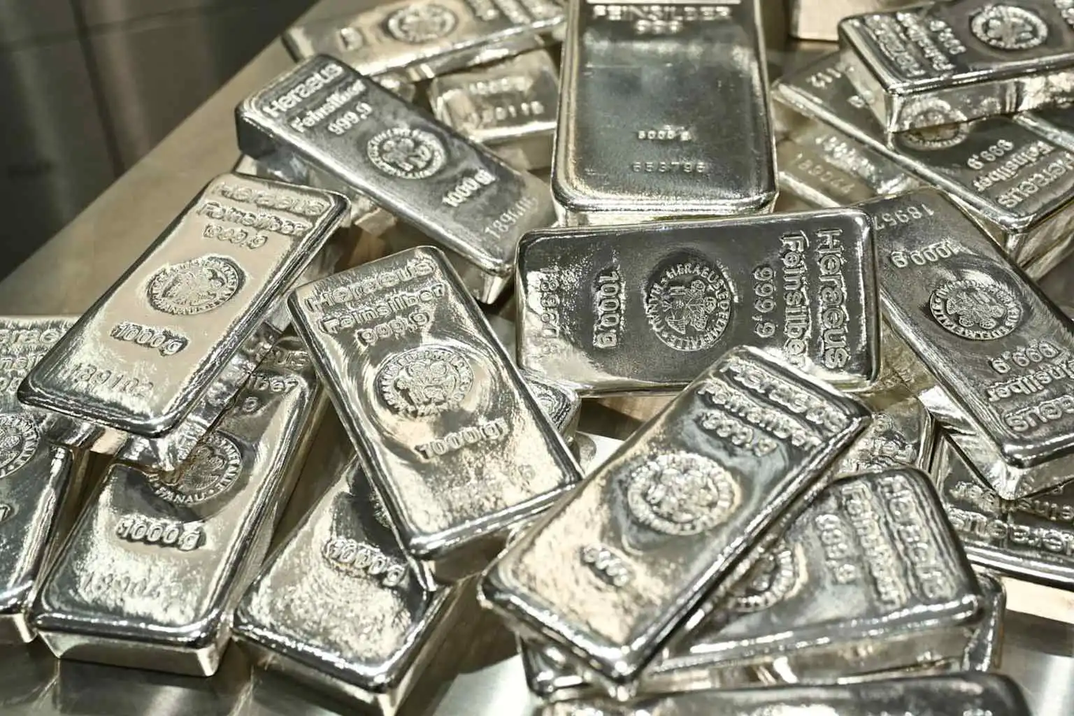 白银价格从历史高点暴跌40%,经历史性回调