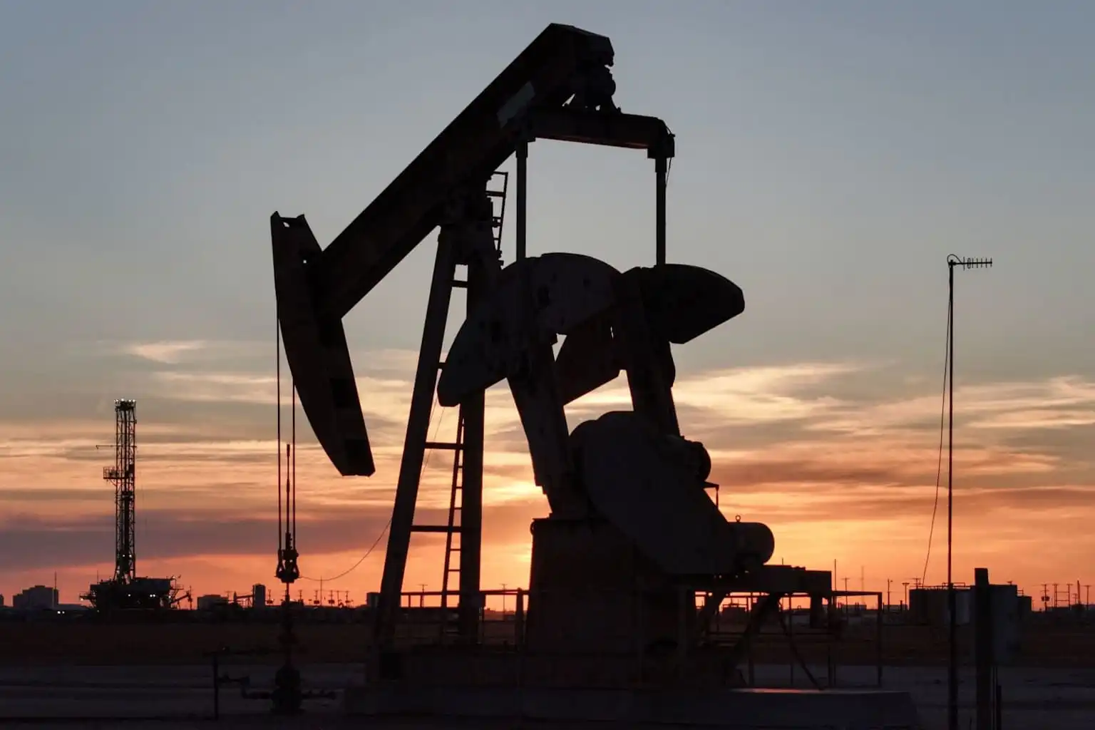 美伊紧张局势推动油价三周来首次周度上涨