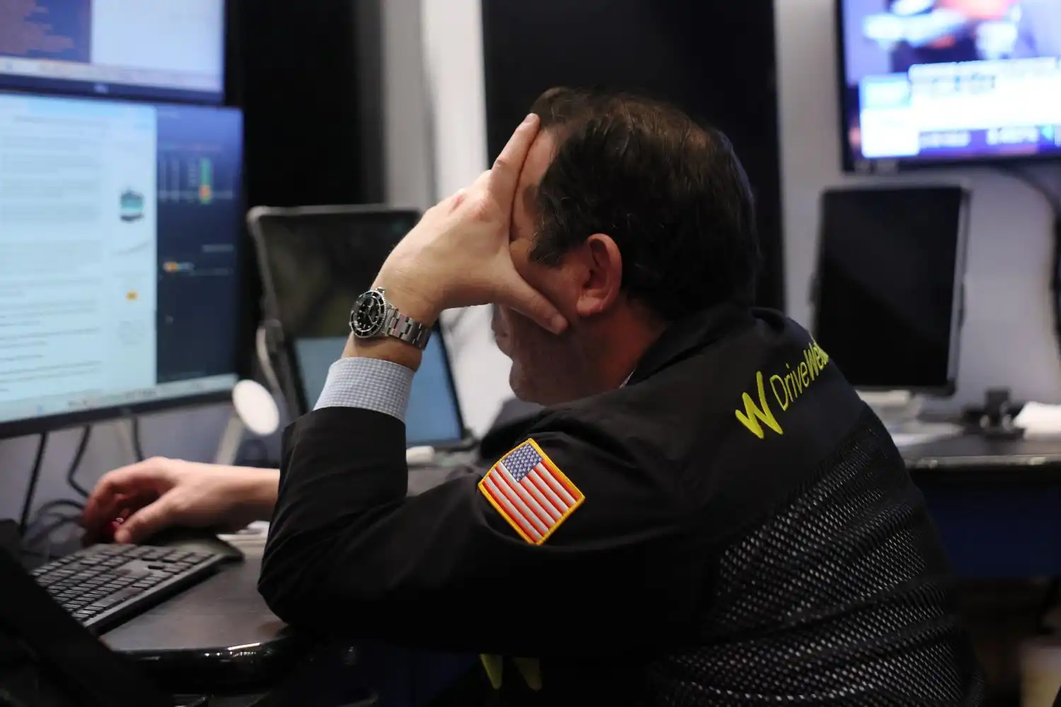 全球股票资金流入创五周新低,AI担忧加剧