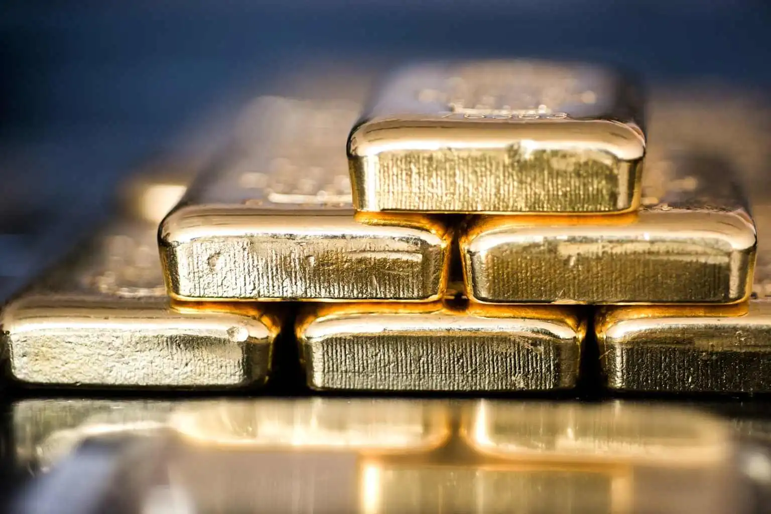 因关税、伊朗谈判和科技股抛售推动避险需求,黄金突破5200美元