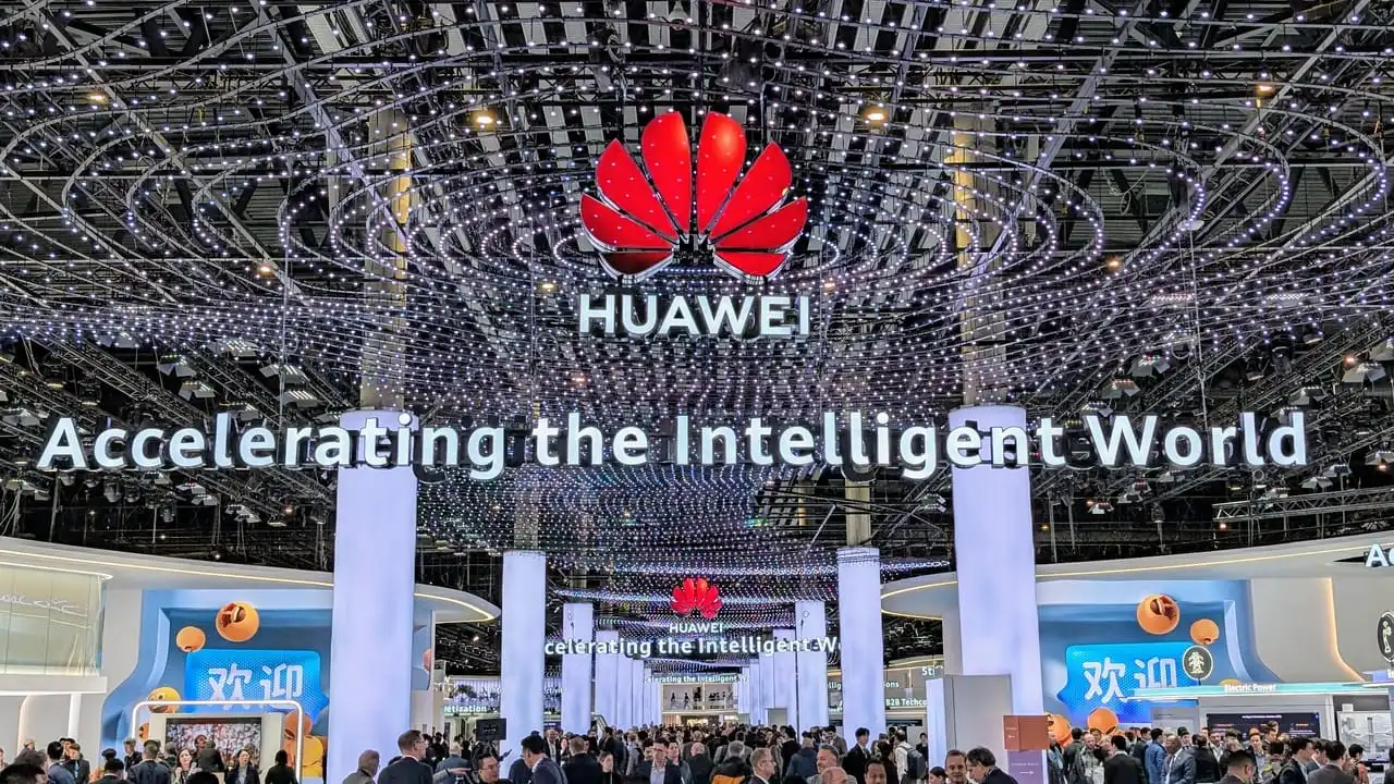 华为在巴塞罗那世界移动通信大会上推出AI超级计算机产品线