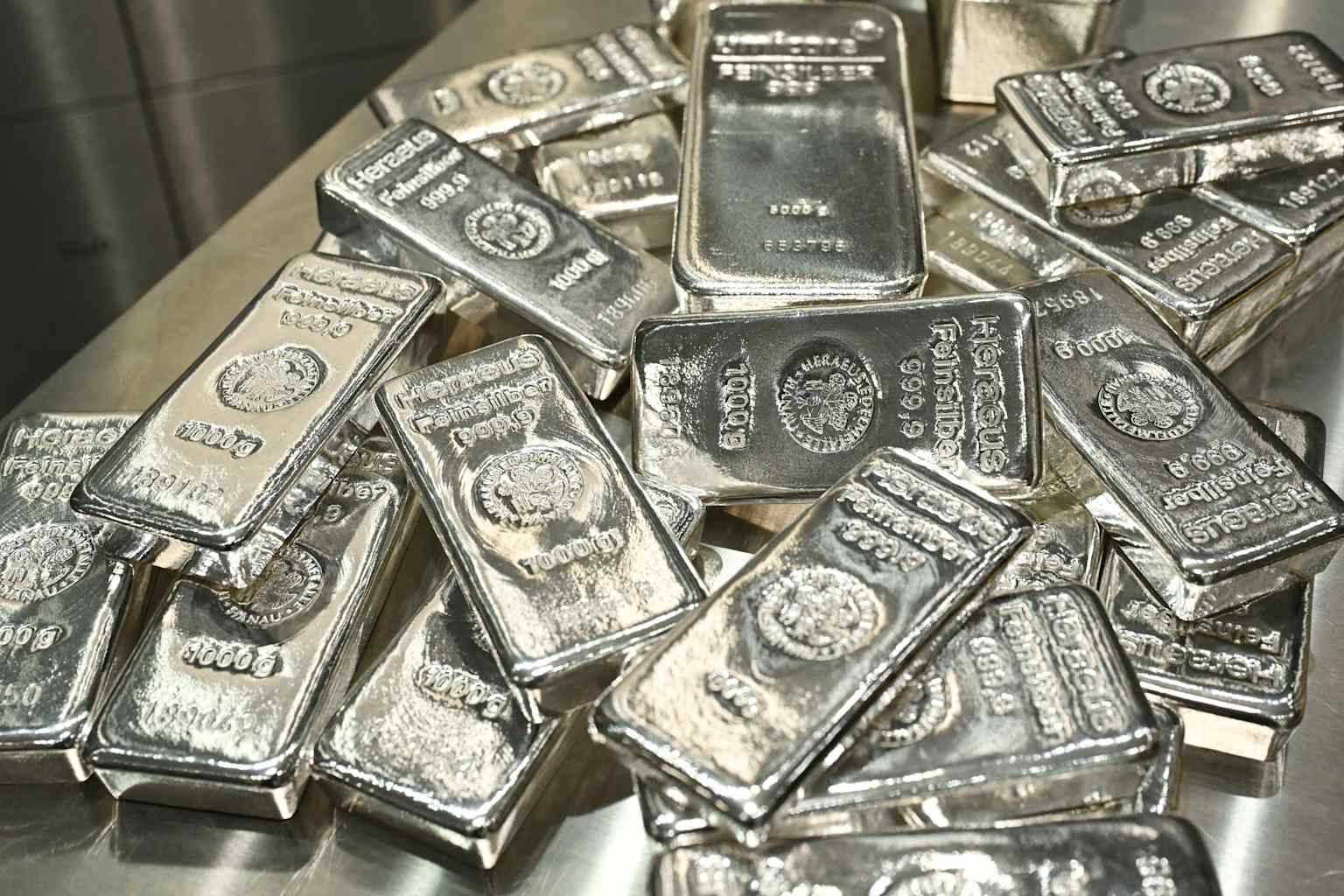 美国-以色列空袭伊朗引发避险潮,白银大涨