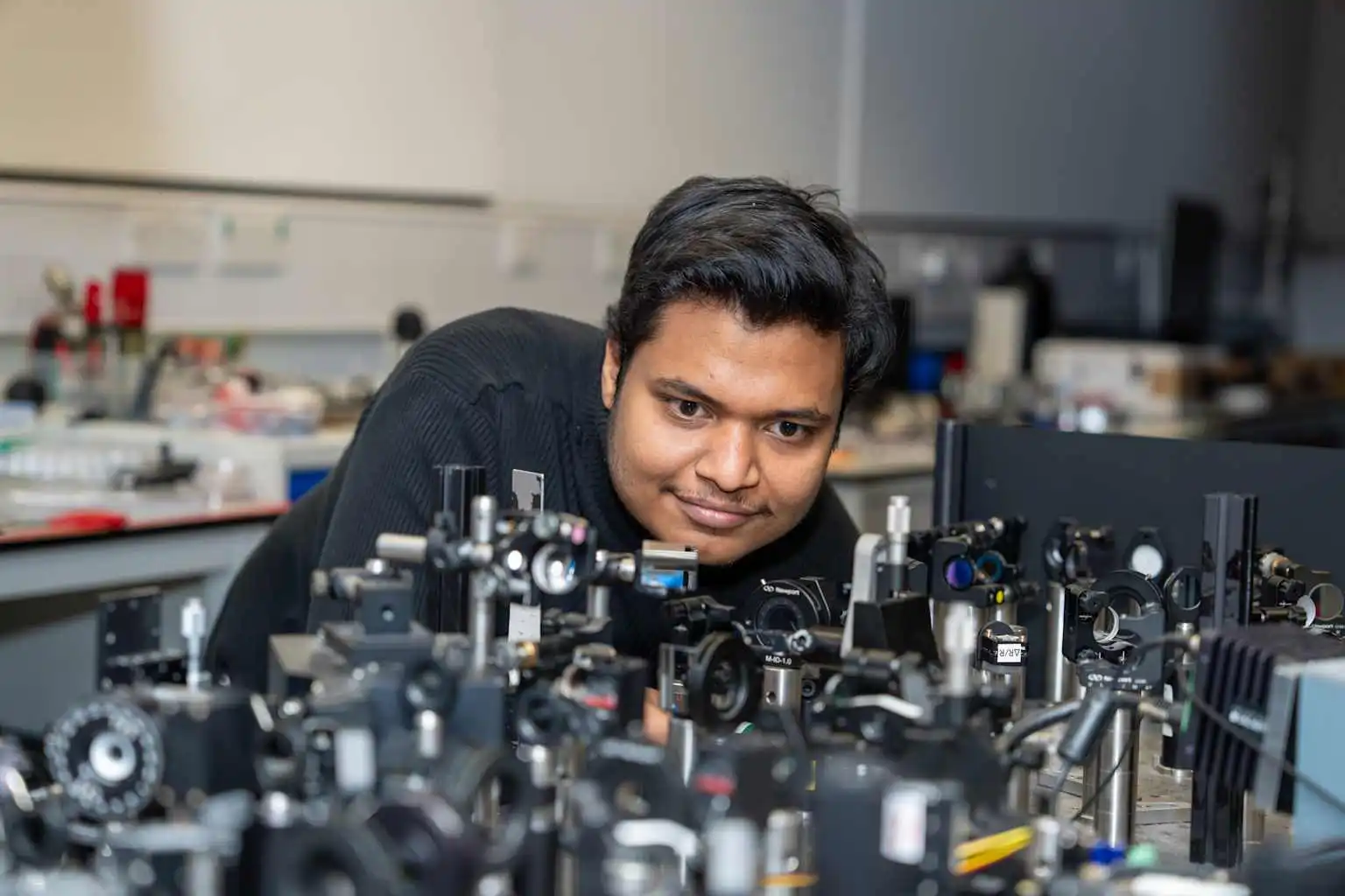 剑桥科学家发现太阳能材料中的"分子弹射器"