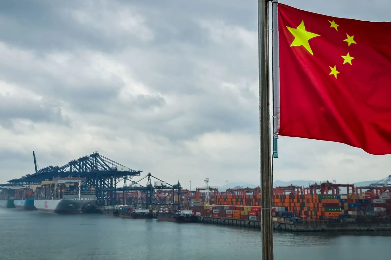 中国股市触及11年高位，AI与芯片涨势持续升温