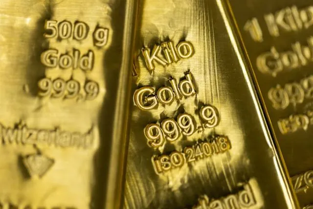 黄金从六个月低点反弹，伊朗局势紧张与通胀飙升共同施压