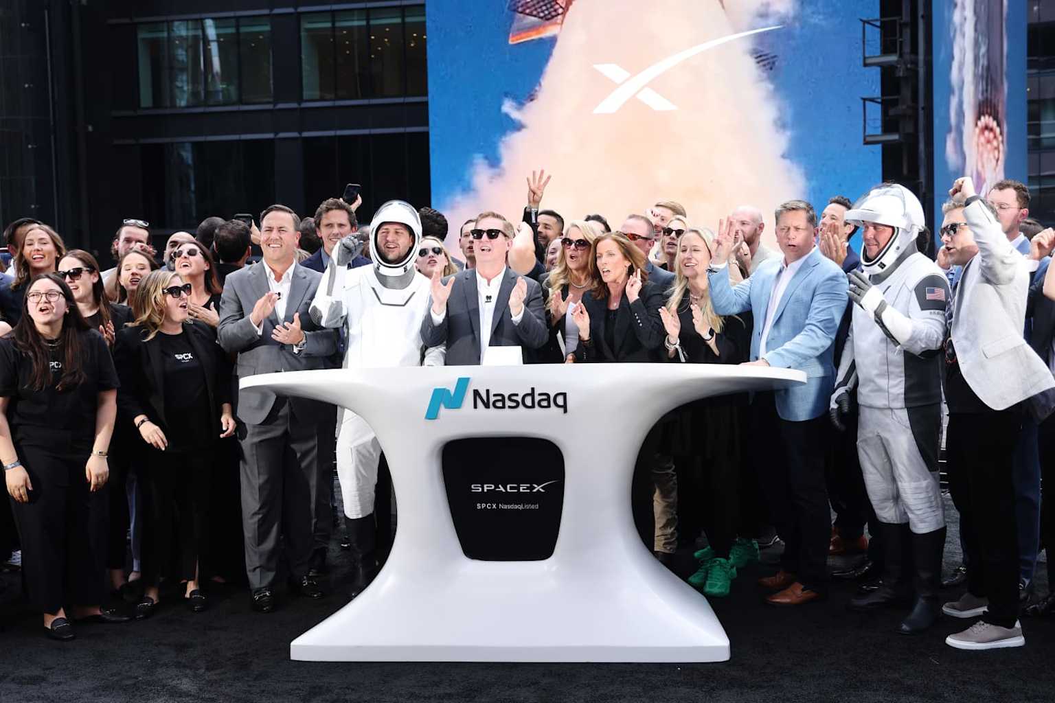 SpaceX首个交易日收盘上涨19%